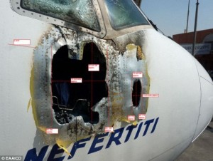 Conséquences d'un incendie dans le cockpit d'un B777 égyptien au sol en 2011. L'avion avait été évacué très rapidement.